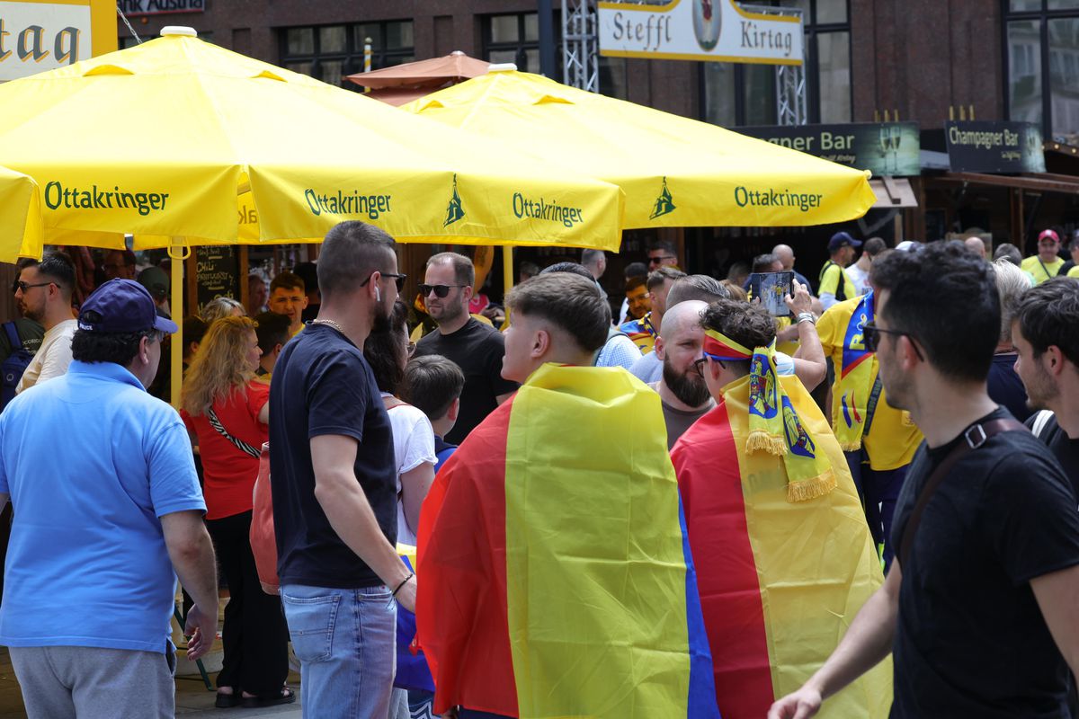 10 imagini EPICE înainte de Austria - România: fanii „tricolori” din „Zidul Galben” chiar au imaginație! GALERIE FOTO