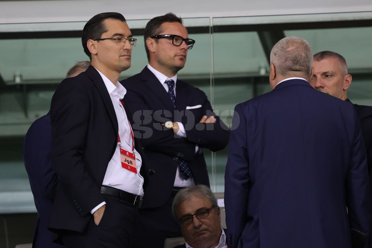 Nu s-a văzut la TV »  Ședință de taină în loja lui Burleanu, imediat după Austria - România! Președintele FRF, împietrit, scenă tristă cu Lucescu + Rațiu a țipat la Miculescu!