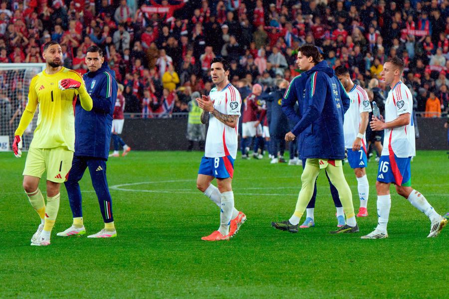 Italienii au ieșit de pe terenul din Oslo plouați rău, la propriu și la figurat, după 0-3 cu Norvegia / Foto: Imago Cutremur după umilința Italiei! » „Ajunge!”: au cerut capul selecționerului Spalletti și demisia șefilor Federației