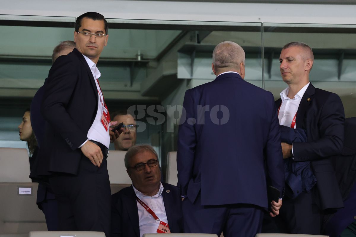 Nu s-a văzut la TV »  Ședință de taină în loja lui Burleanu, imediat după Austria - România! Președintele FRF, împietrit, scenă tristă cu Lucescu + Rațiu a țipat la Miculescu!