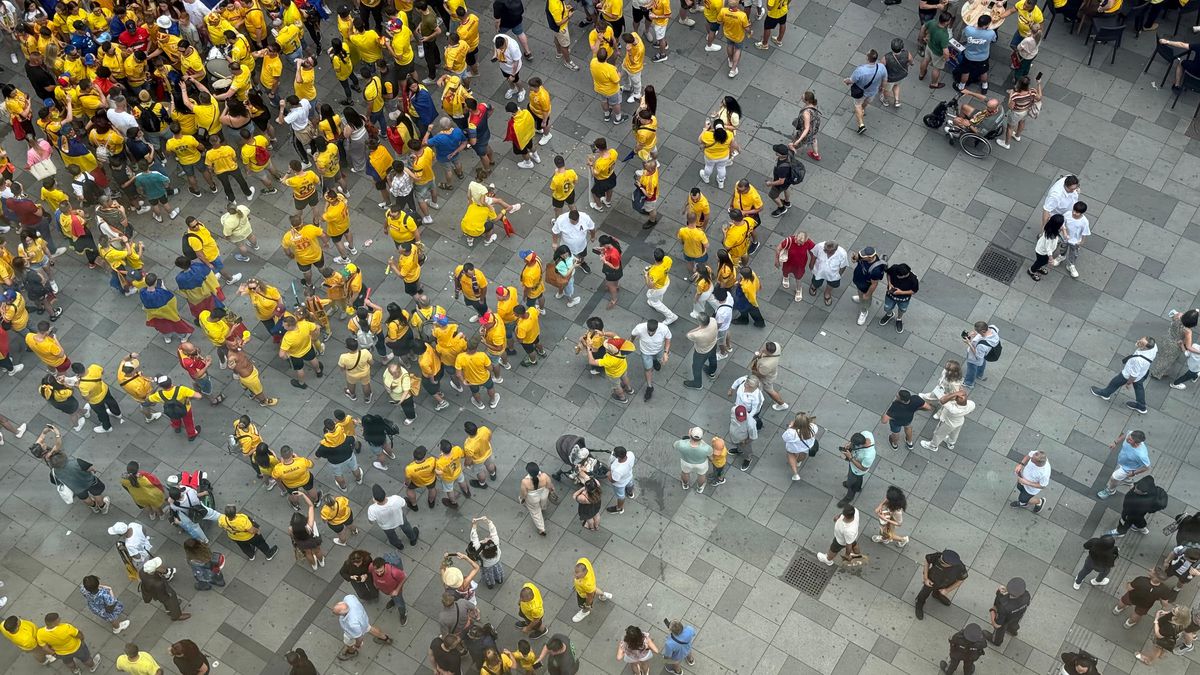 10 imagini EPICE înainte de Austria - România: fanii „tricolori” din „Zidul Galben” chiar au imaginație! GALERIE FOTO