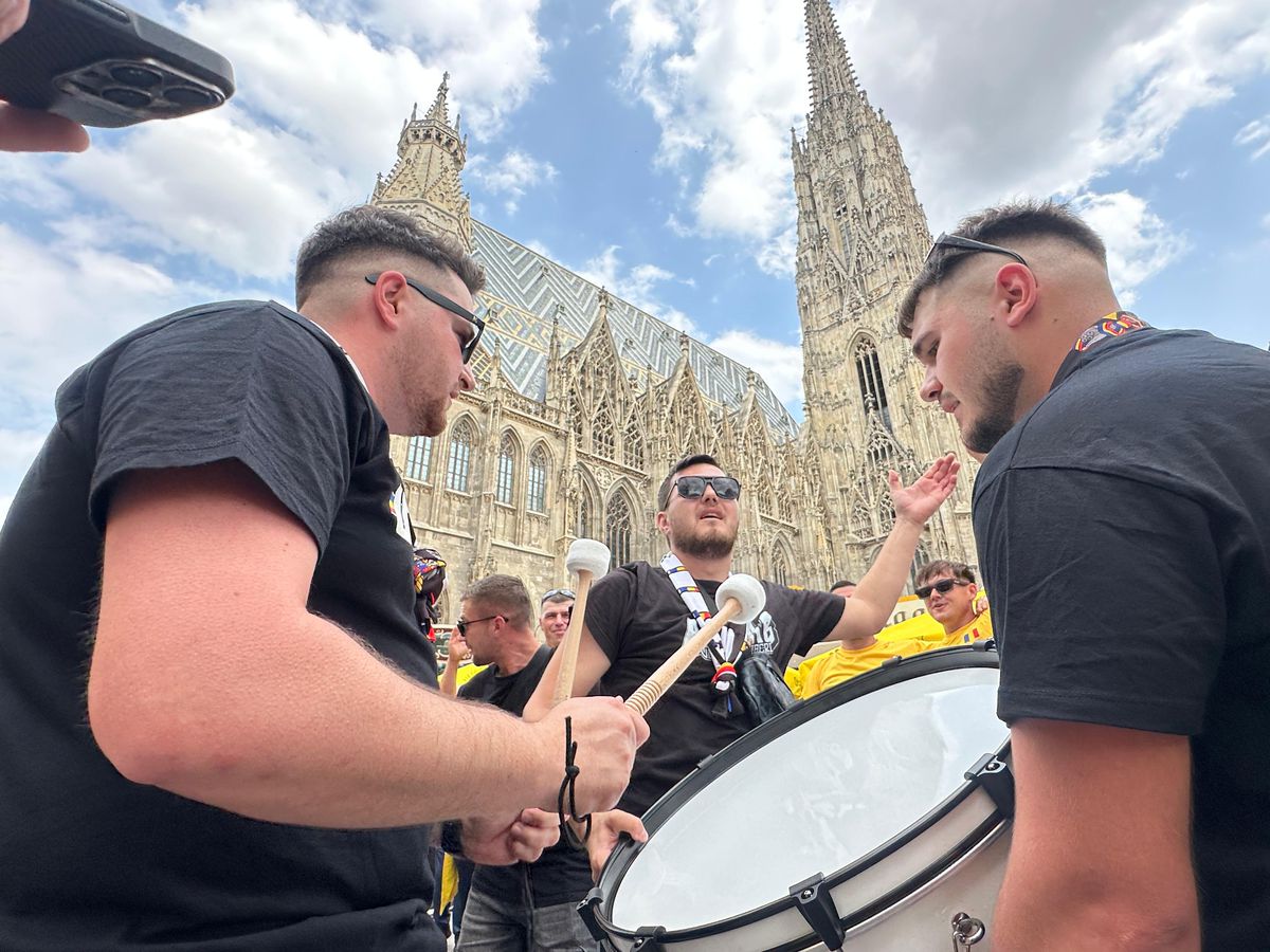 10 imagini EPICE înainte de Austria - România: fanii „tricolori” din „Zidul Galben” chiar au imaginație! GALERIE FOTO