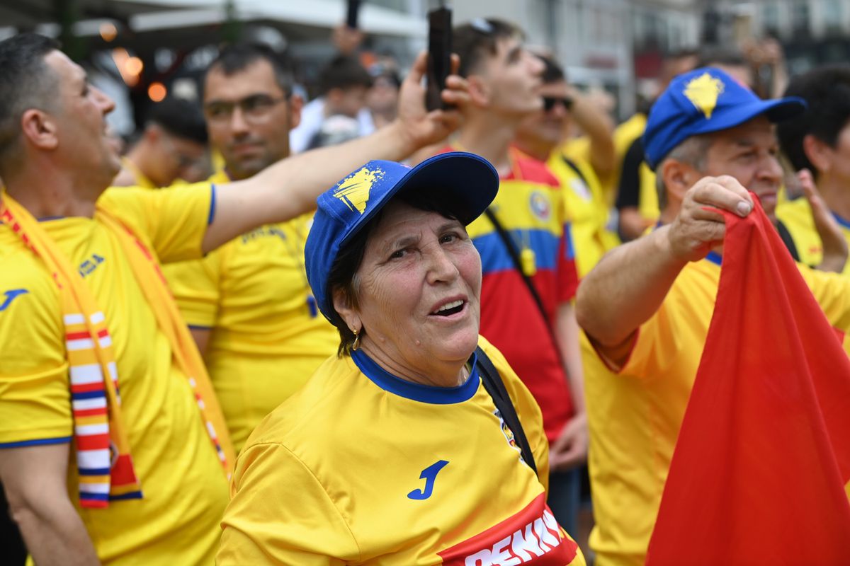 10 imagini EPICE înainte de Austria - România: fanii „tricolori” din „Zidul Galben” chiar au imaginație! GALERIE FOTO