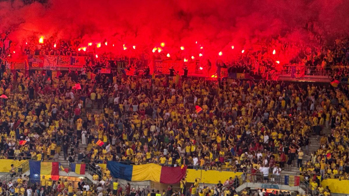 Haos în tribune! Ultrașii de la „Uniți sub tricolor” au aprins zeci de torțe pe stadion + scandări xenofobe