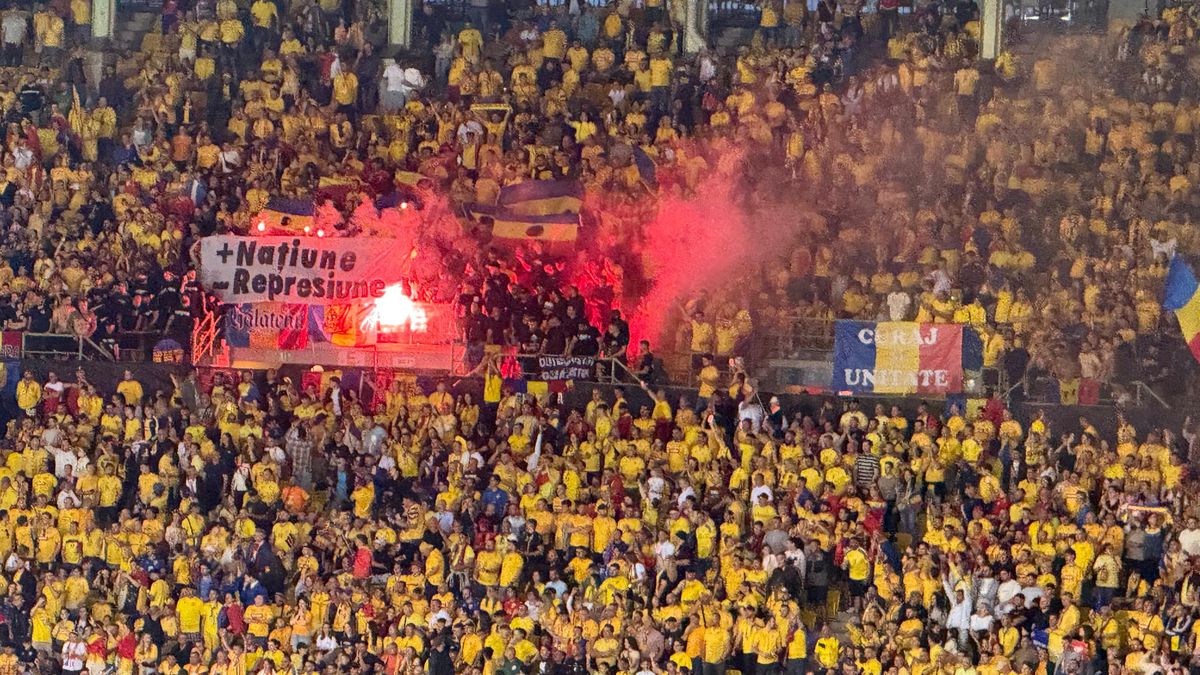 Festivalul de la Viena » Atmosferă de zile mari la Austria - România: ce a vrut să însemne scenografia gazdelor + ai noștri au răspuns cu torțe și un mesaj scurt