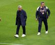 Primul lucru pe care l-a făcut Mircea Lucescu când a ajuns pe stadionul din Viena, înainte de Austria - România / foto: Ionuț Iordache (GSP)