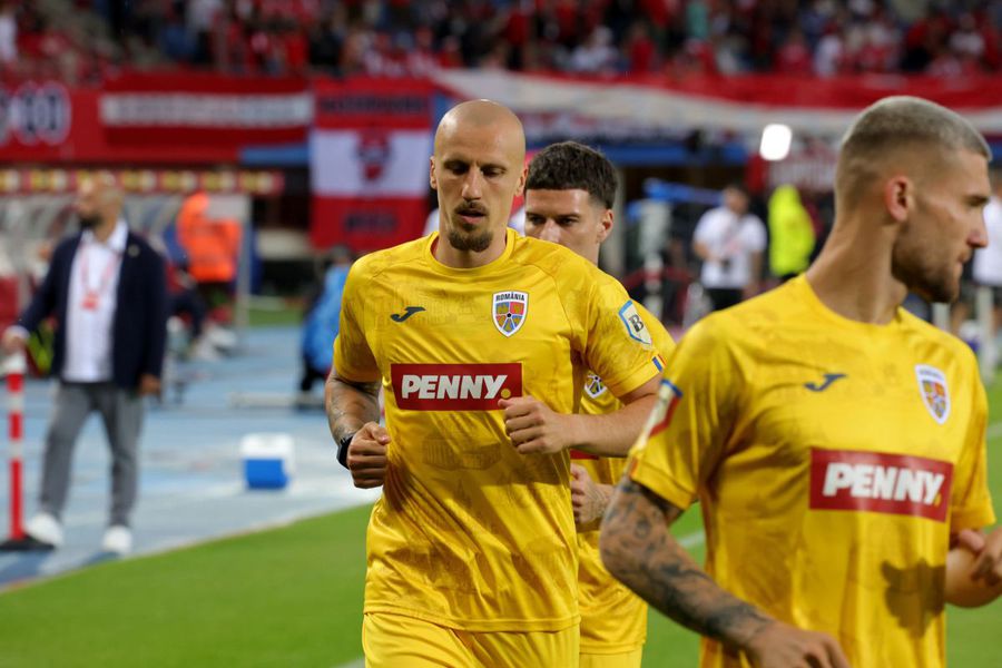 Vlad Chiricheș, la încălzire, înainte de Austria - România // foto: Ionuț Iordache (GSP) Jucătorul naționalei, luat în colimator înainte de România - Cipru: „Nu mai are putere”