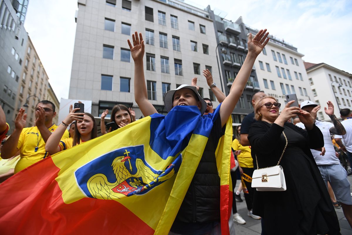 10 imagini EPICE înainte de Austria - România: fanii „tricolori” din „Zidul Galben” chiar au imaginație! GALERIE FOTO