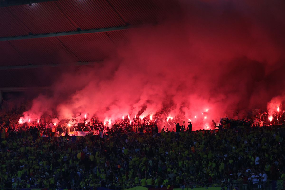 Haos în tribune! Ultrașii de la „Uniți sub tricolor” au aprins zeci de torțe pe stadion + scandări xenofobe