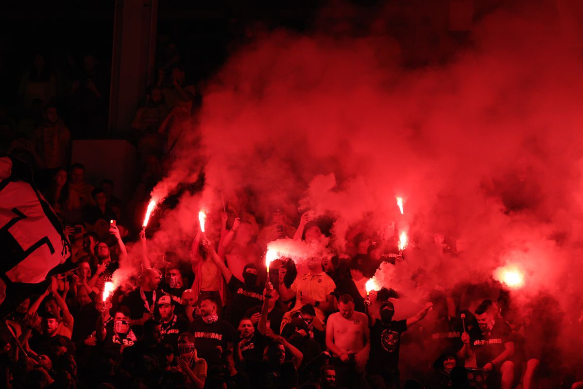 Haos în tribune! Ultrașii de la „Uniți sub tricolor” au aprins zeci de torțe pe stadion + scandări xenofobe