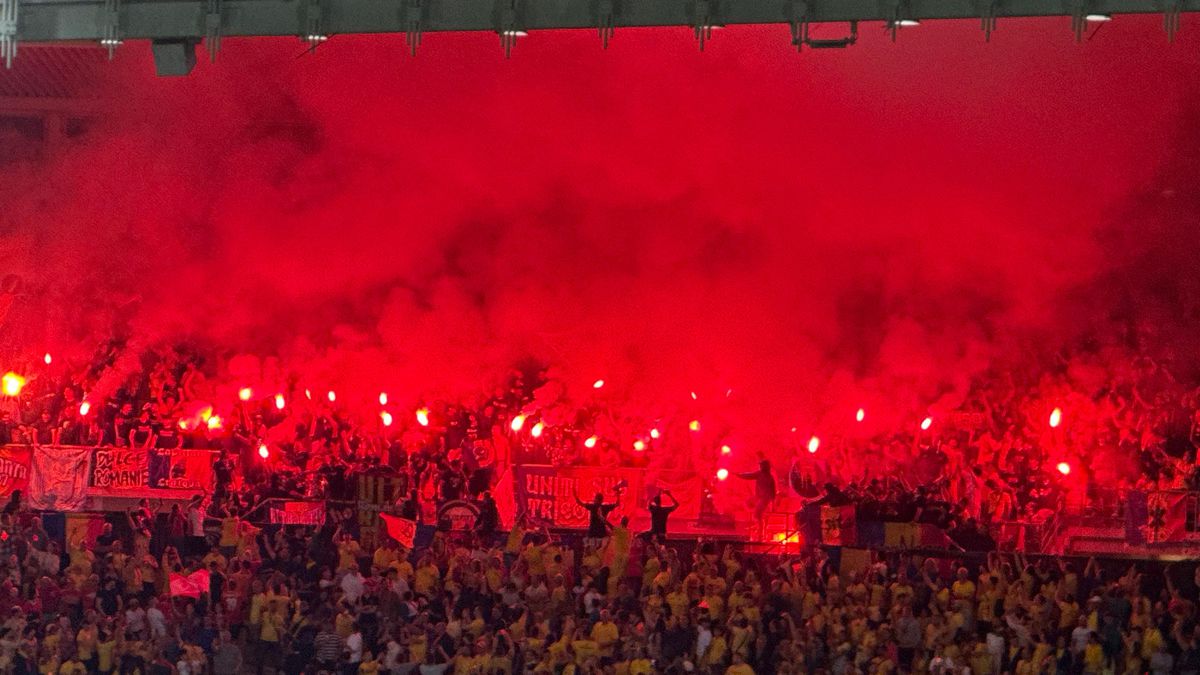 Haos în tribune! Ultrașii de la „Uniți sub tricolor” au aprins zeci de torțe pe stadion + scandări xenofobe