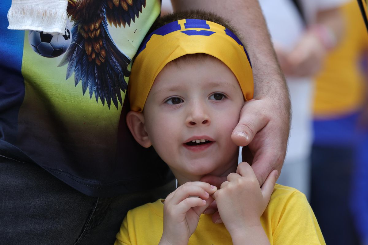 10 imagini EPICE înainte de Austria - România: fanii „tricolori” din „Zidul Galben” chiar au imaginație! GALERIE FOTO