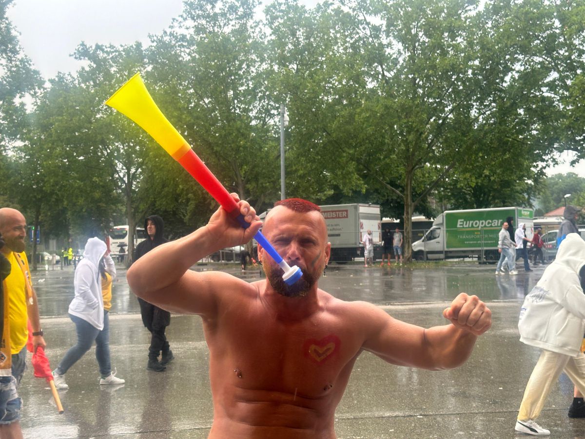Imagini EPICE de la Austria - România: cum s-au costumat fanii „tricolori”