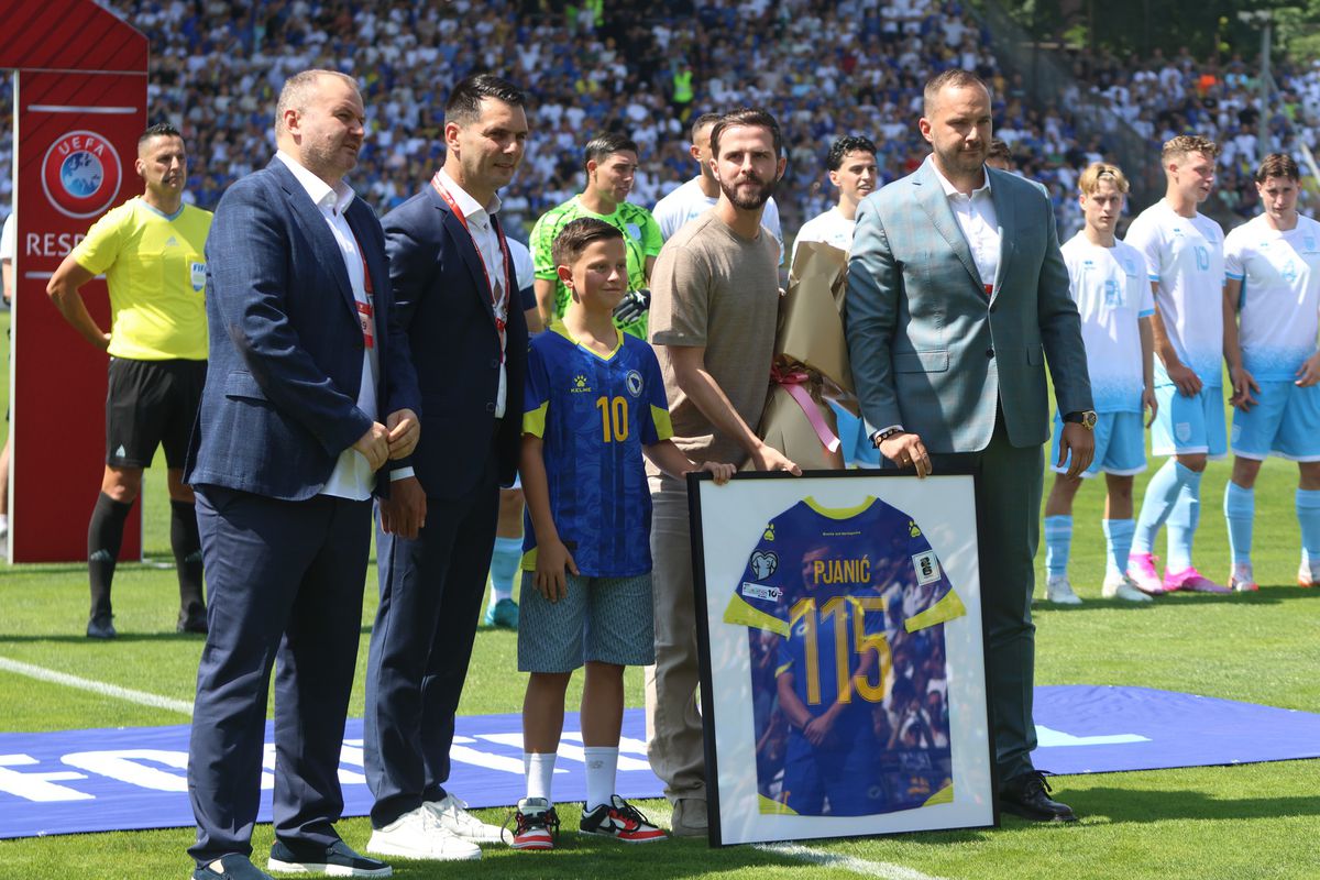 Miralem Pjanic, omagiat la retragerea din națională