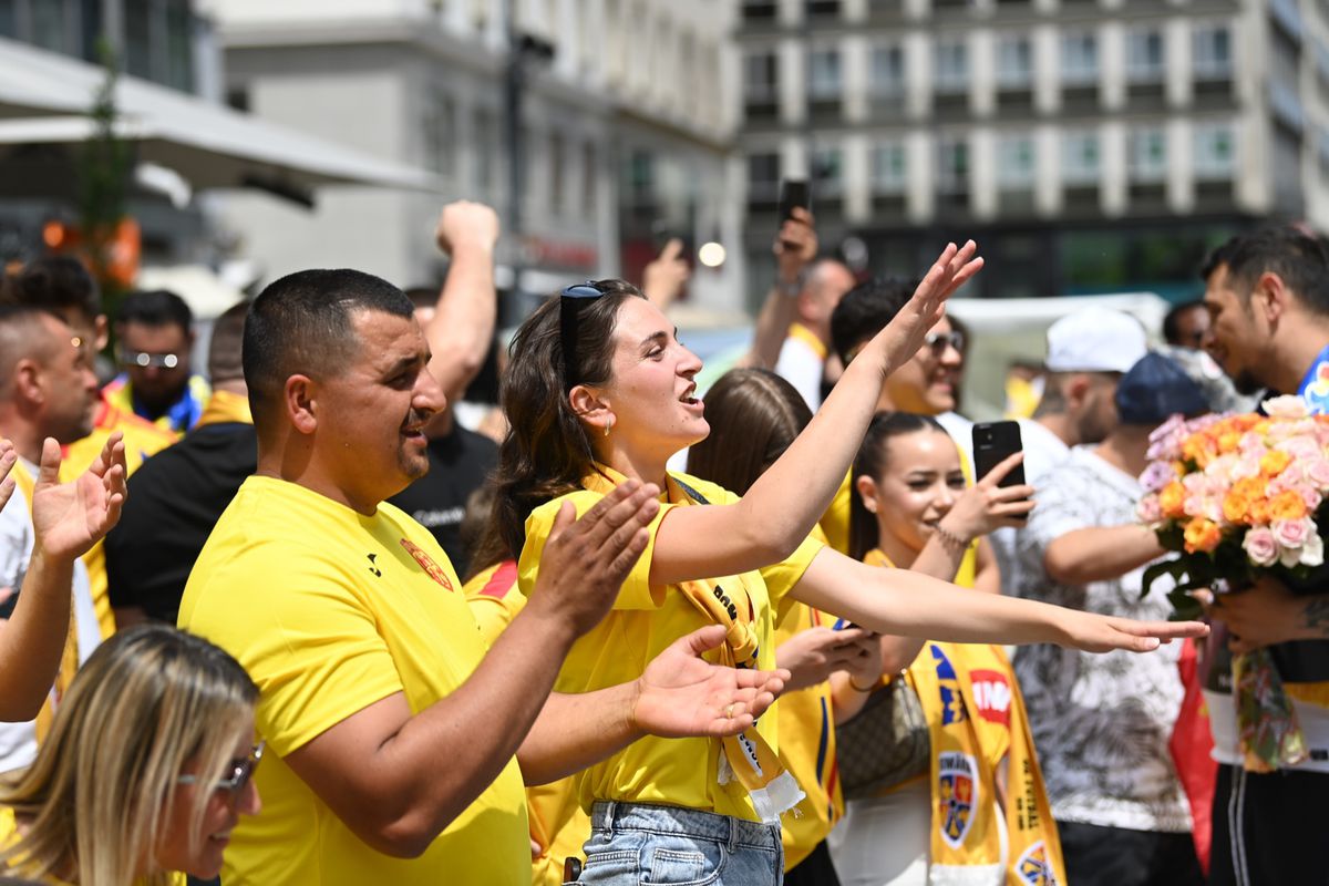 10 imagini EPICE înainte de Austria - România: fanii „tricolori” din „Zidul Galben” chiar au imaginație! GALERIE FOTO