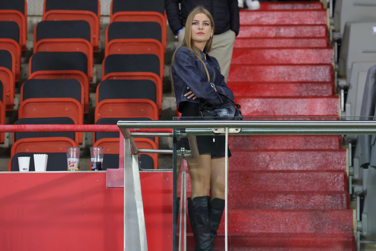 Fetele au colorat o seară tristă » Cine a câștigat duelul dintre Austria și România în tribunele „Ernst Happel”