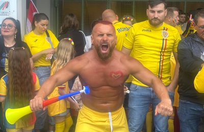 10 imagini EPICE înainte de Austria - România: fanii „tricolori” din „Zidul Galben” chiar au imaginație! GALERIE FOTO