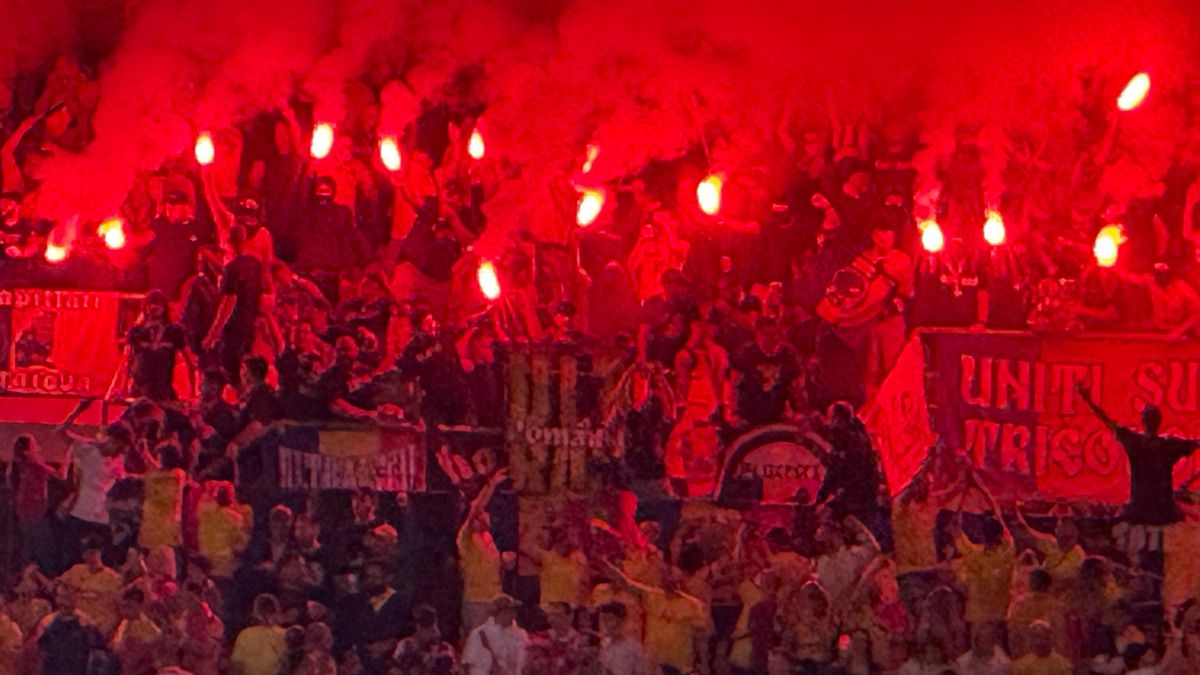 Haos în tribune! Ultrașii de la „Uniți sub tricolor” au aprins zeci de torțe pe stadion + scandări xenofobe