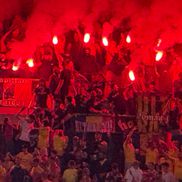 Ultrașii de la „Uniți sub tricolor” au aprins zeci de torțe în Austria - România. Foto: Andrei Crăițoiu (GSP.RO)