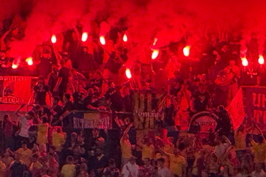 Ultrașii de la „Uniți sub tricolor” au aprins zeci de torțe în Austria - România. Foto: Andrei Crăițoiu (GSP.RO)