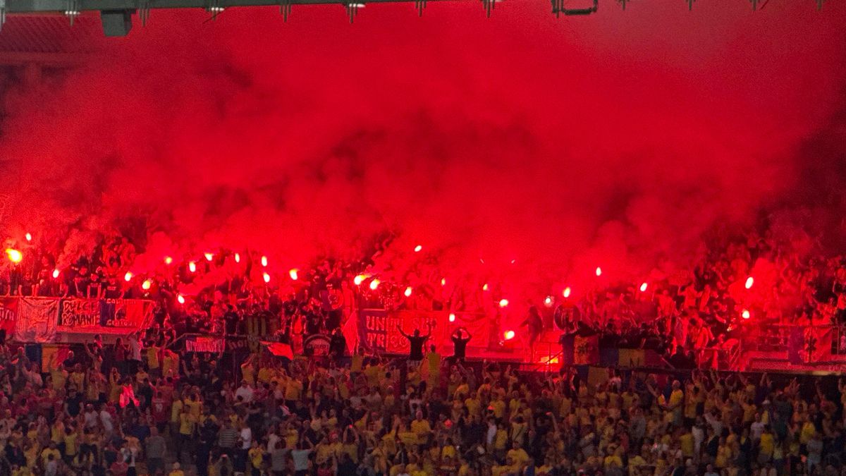 Haos în tribune! Ultrașii de la „Uniți sub tricolor” au aprins zeci de torțe pe stadion + scandări xenofobe