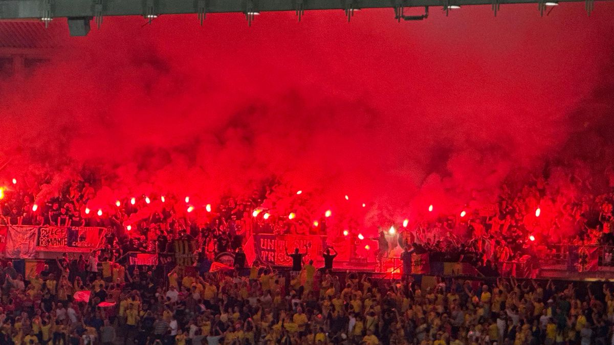 Haos în tribune! Ultrașii de la „Uniți sub tricolor” au aprins zeci de torțe pe stadion + scandări xenofobe