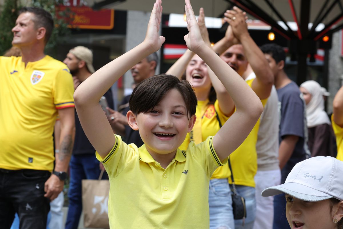10 imagini EPICE înainte de Austria - România: fanii „tricolori” din „Zidul Galben” chiar au imaginație! GALERIE FOTO