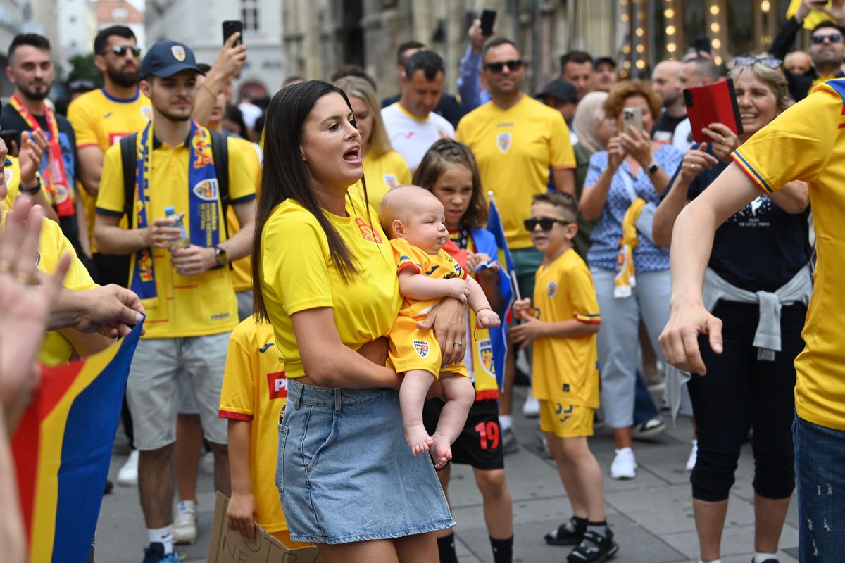 10 imagini EPICE înainte de Austria - România: fanii „tricolori” din „Zidul Galben” chiar au imaginație! GALERIE FOTO