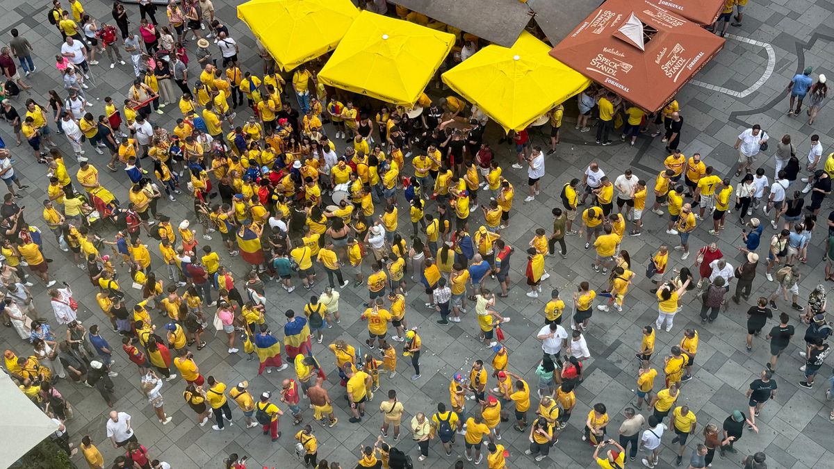 10 imagini EPICE înainte de Austria - România: fanii „tricolori” din „Zidul Galben” chiar au imaginație! GALERIE FOTO