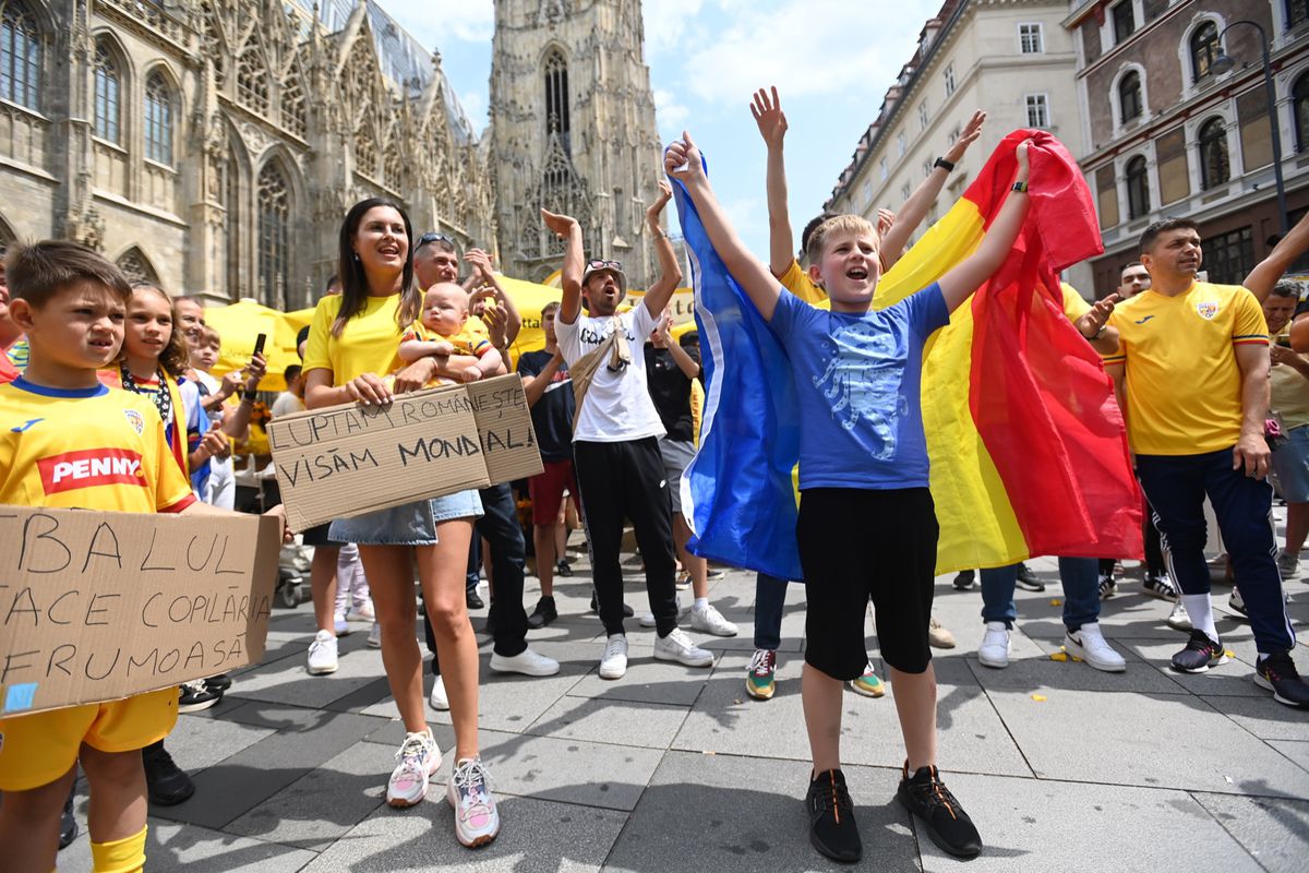 10 imagini EPICE înainte de Austria - România: fanii „tricolori” din „Zidul Galben” chiar au imaginație! GALERIE FOTO