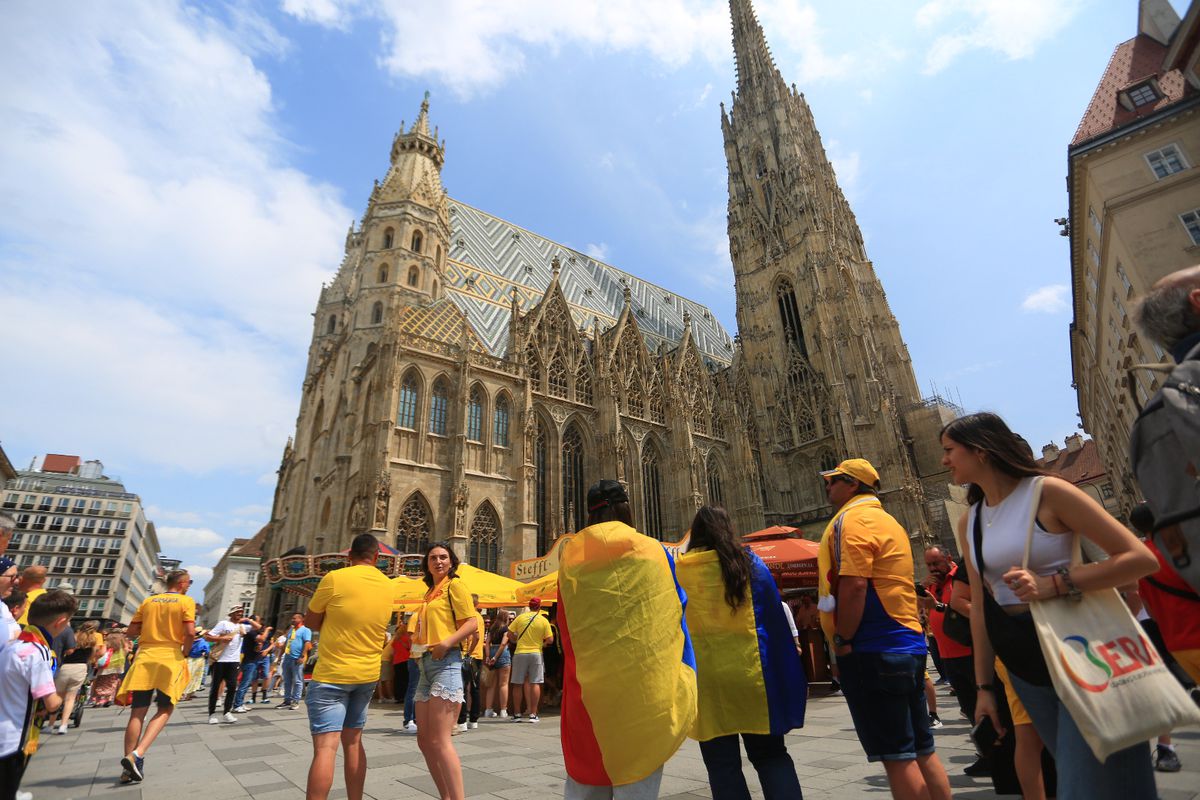 10 imagini EPICE înainte de Austria - România: fanii „tricolori” din „Zidul Galben” chiar au imaginație! GALERIE FOTO