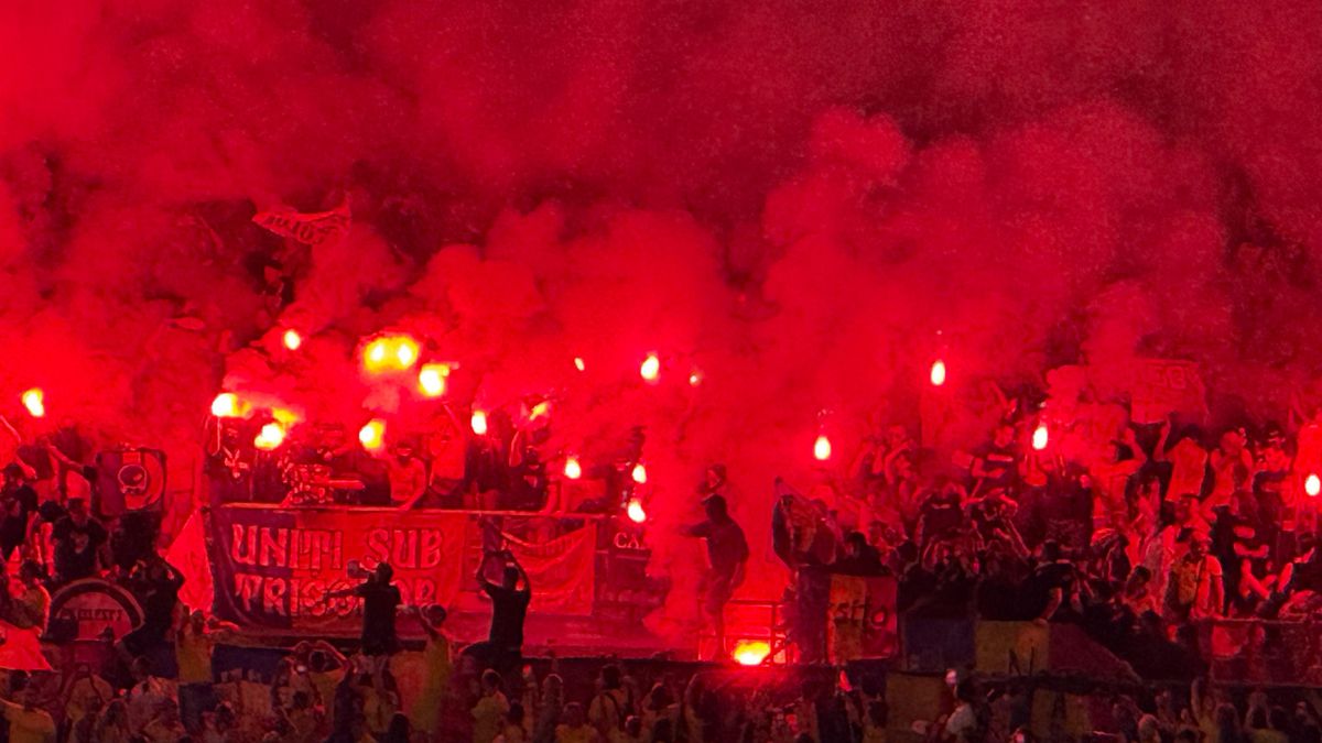 Haos în tribune! Ultrașii de la „Uniți sub tricolor” au aprins zeci de torțe pe stadion + scandări xenofobe