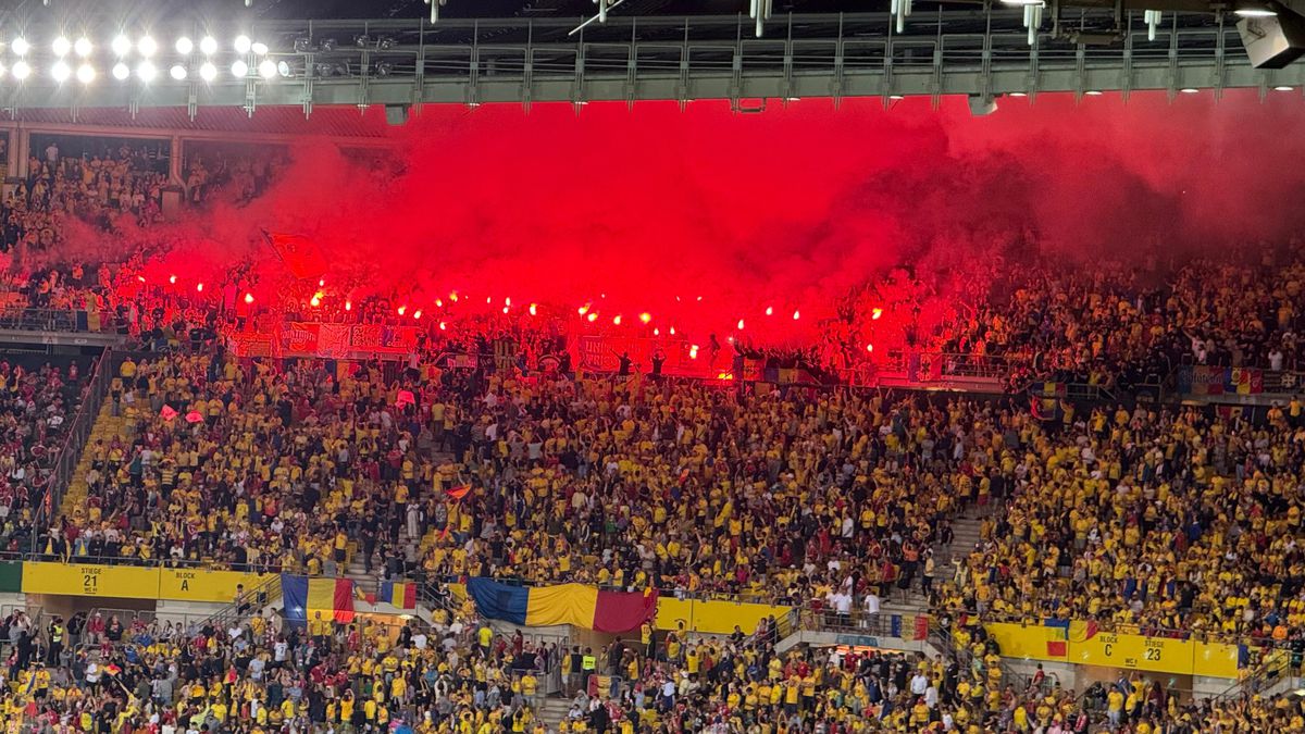 Haos în tribune! Ultrașii de la „Uniți sub tricolor” au aprins zeci de torțe pe stadion + scandări xenofobe
