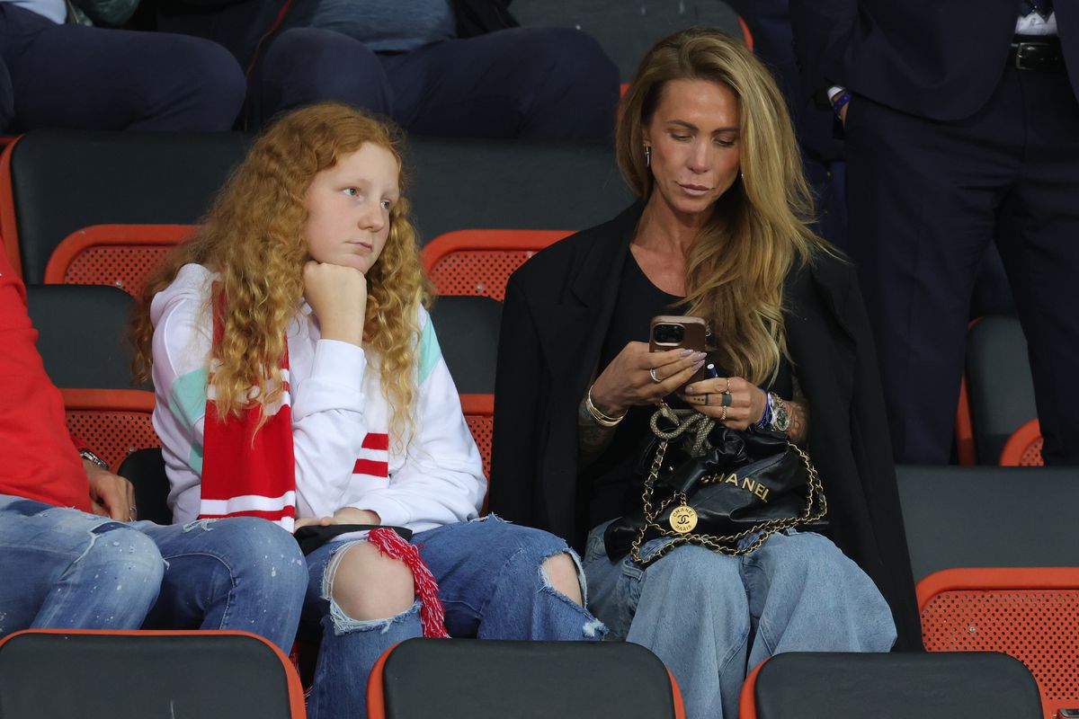 Fetele au colorat o seară tristă » Cine a câștigat duelul dintre Austria și România în tribunele „Ernst Happel”