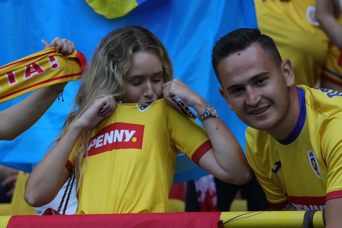 Suporterii au făcut spectacol în tribune la Austria - România 2-1