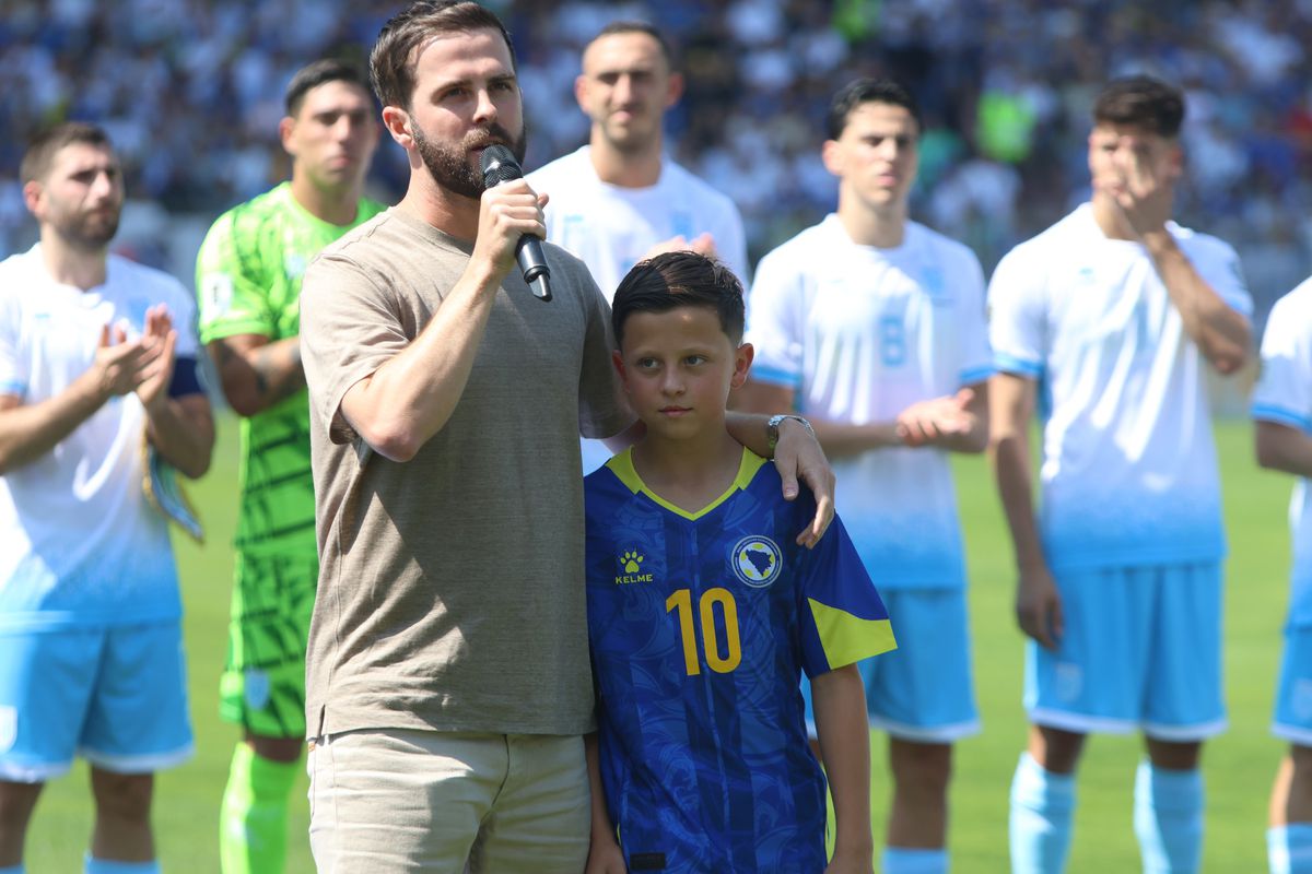 Miralem Pjanic, omagiat la retragerea din națională