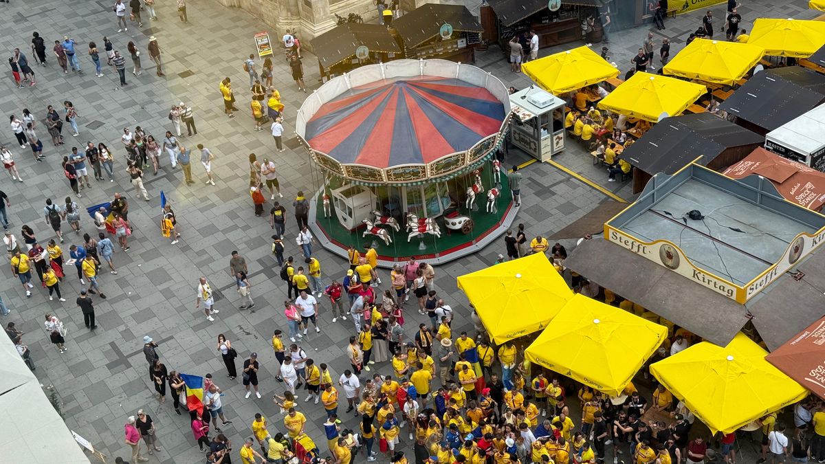 10 imagini EPICE înainte de Austria - România: fanii „tricolori” din „Zidul Galben” chiar au imaginație! GALERIE FOTO