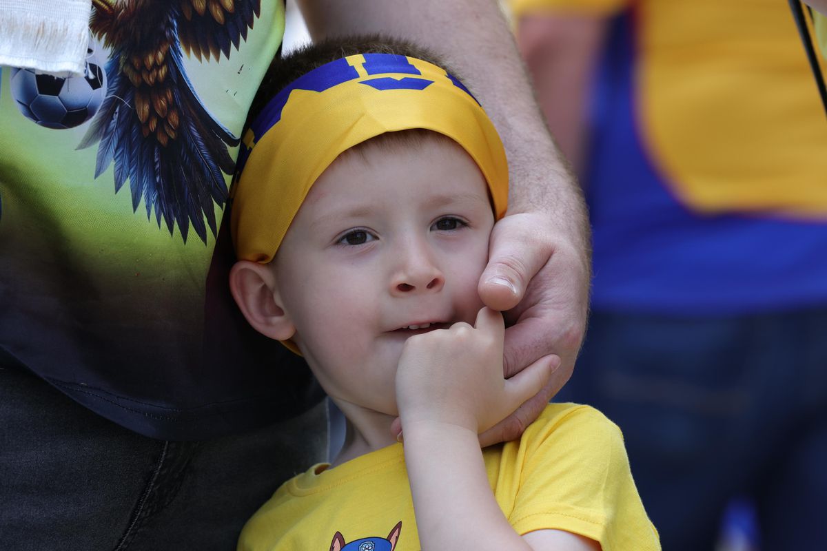 10 imagini EPICE înainte de Austria - România: fanii „tricolori” din „Zidul Galben” chiar au imaginație! GALERIE FOTO