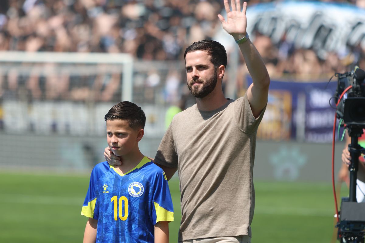 Miralem Pjanic, omagiat la retragerea din națională