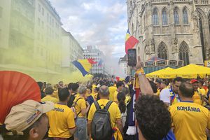 „Zidul Galben” a invadat Viena » Imagini splendide cu torțe și fumigene din Stephansplatz cu suporterii români