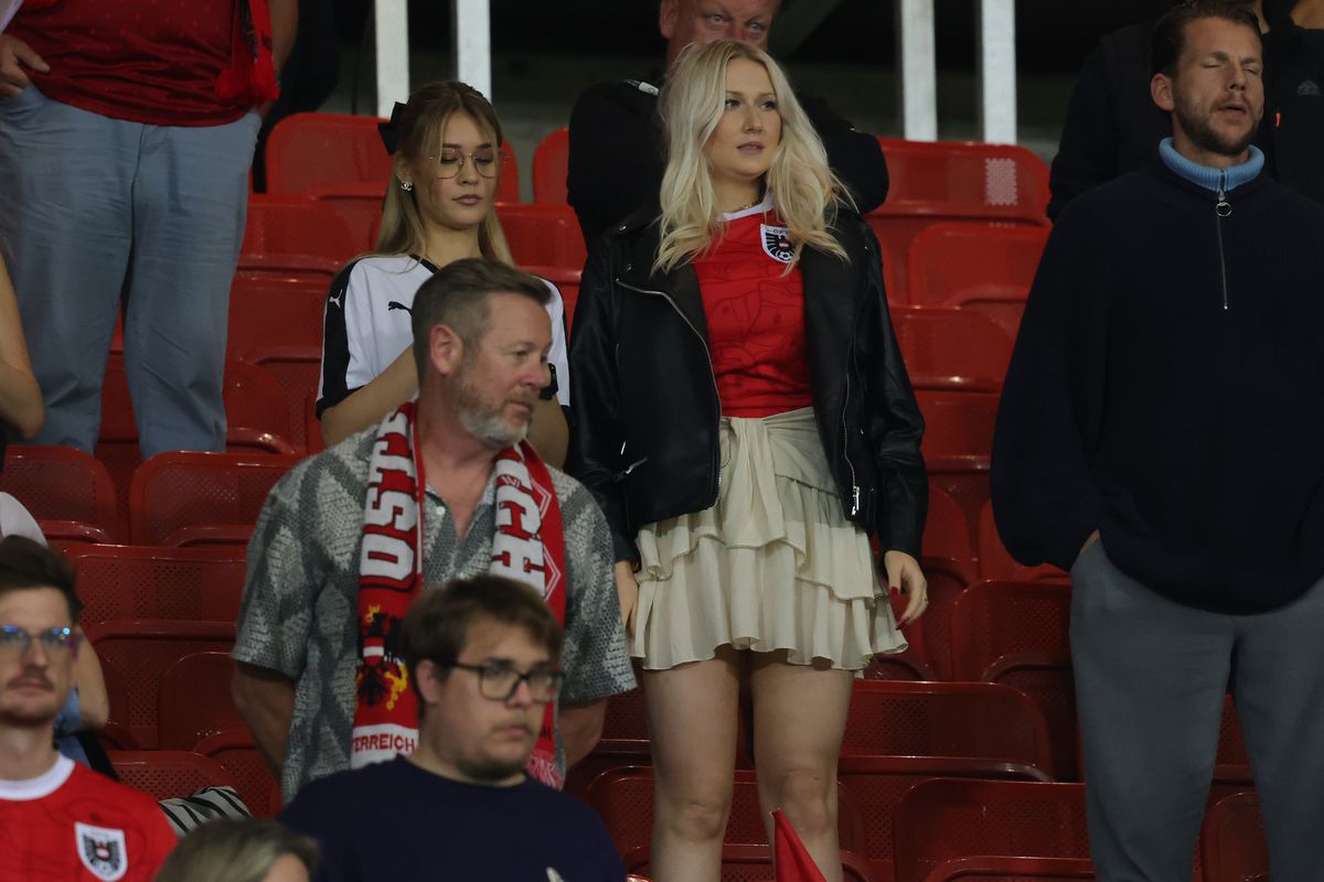 Suporterii au făcut spectacol în tribune la Austria - România 2-1