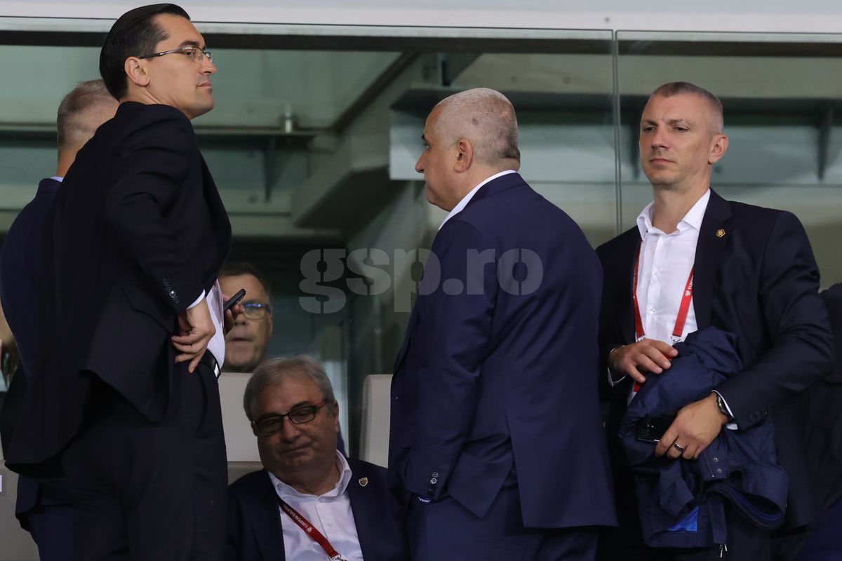 Nu s-a văzut la TV »  Ședință de taină în loja lui Burleanu, imediat după Austria - România! Președintele FRF, împietrit, scenă tristă cu Lucescu + Rațiu a țipat la Miculescu!