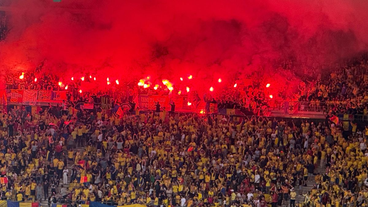 Haos în tribune! Ultrașii de la „Uniți sub tricolor” au aprins zeci de torțe pe stadion + scandări xenofobe