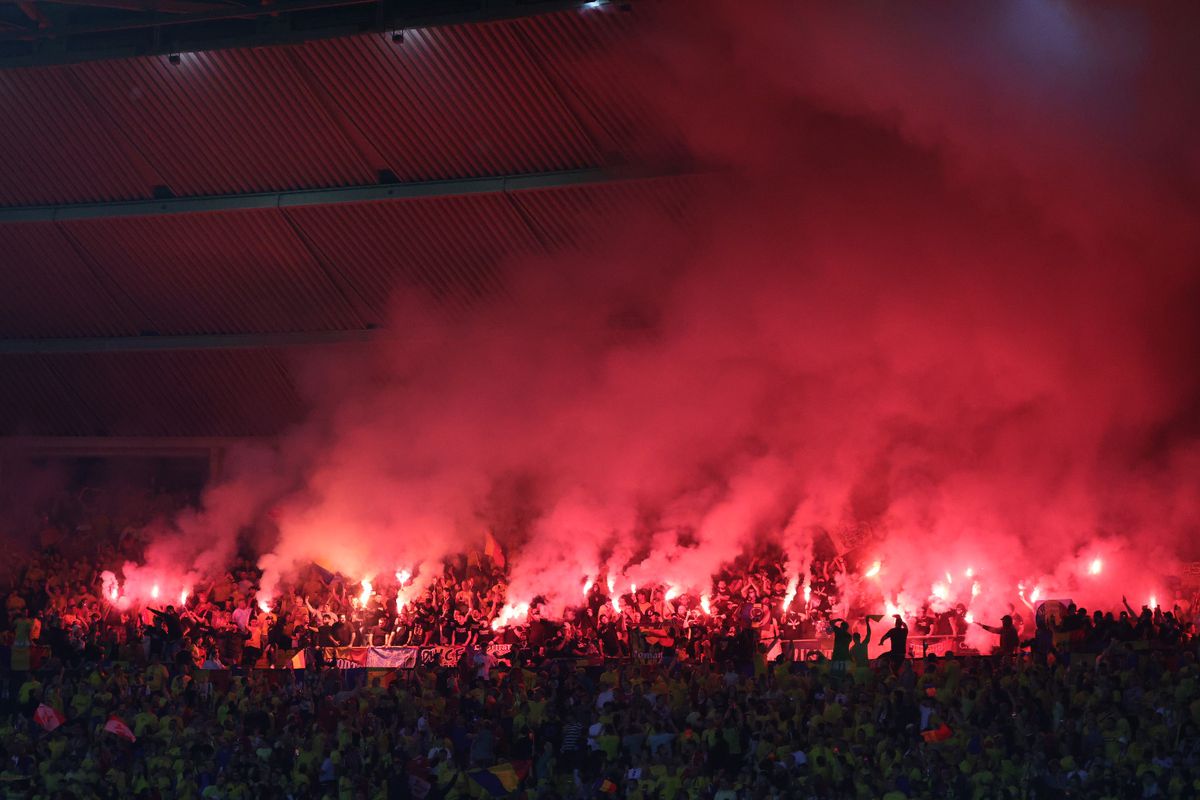 Haos în tribune! Ultrașii de la „Uniți sub tricolor” au aprins zeci de torțe pe stadion + scandări xenofobe