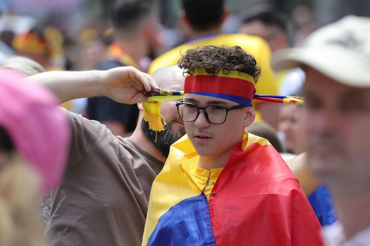 10 imagini EPICE înainte de Austria - România: fanii „tricolori” din „Zidul Galben” chiar au imaginație! GALERIE FOTO