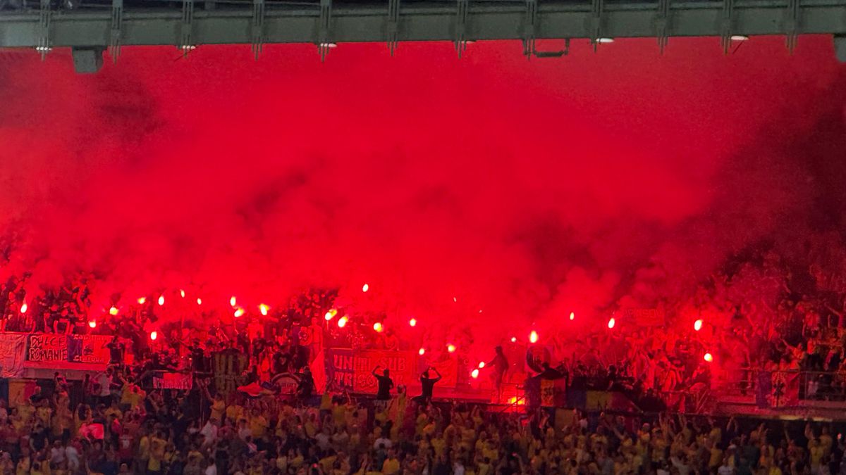 Haos în tribune! Ultrașii de la „Uniți sub tricolor” au aprins zeci de torțe pe stadion + scandări xenofobe