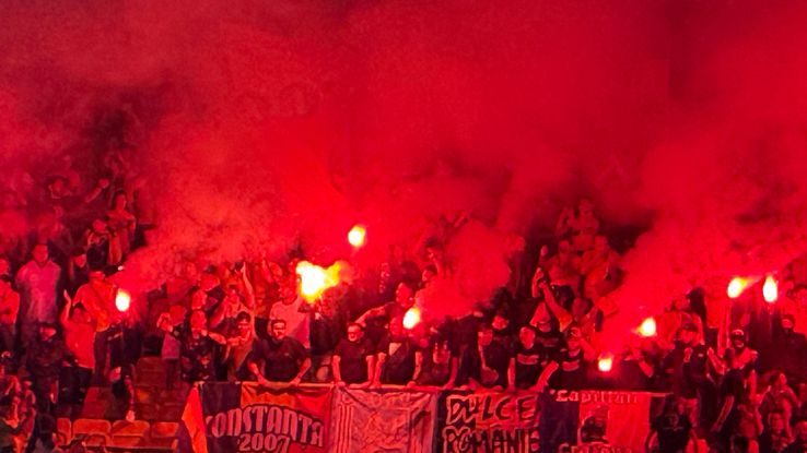 Ultrașii de la „Uniți sub tricolor” au aprins zeci de torțe în Austria - România. Foto: Andrei Crăițoiu (GSP.RO)