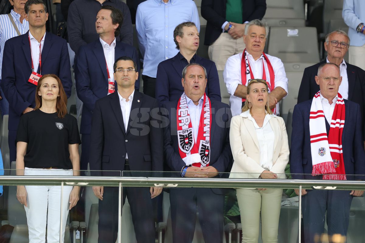 Nu s-a văzut la TV »  Ședință de taină în loja lui Burleanu, imediat după Austria - România! Președintele FRF, împietrit, scenă tristă cu Lucescu + Rațiu a țipat la Miculescu!