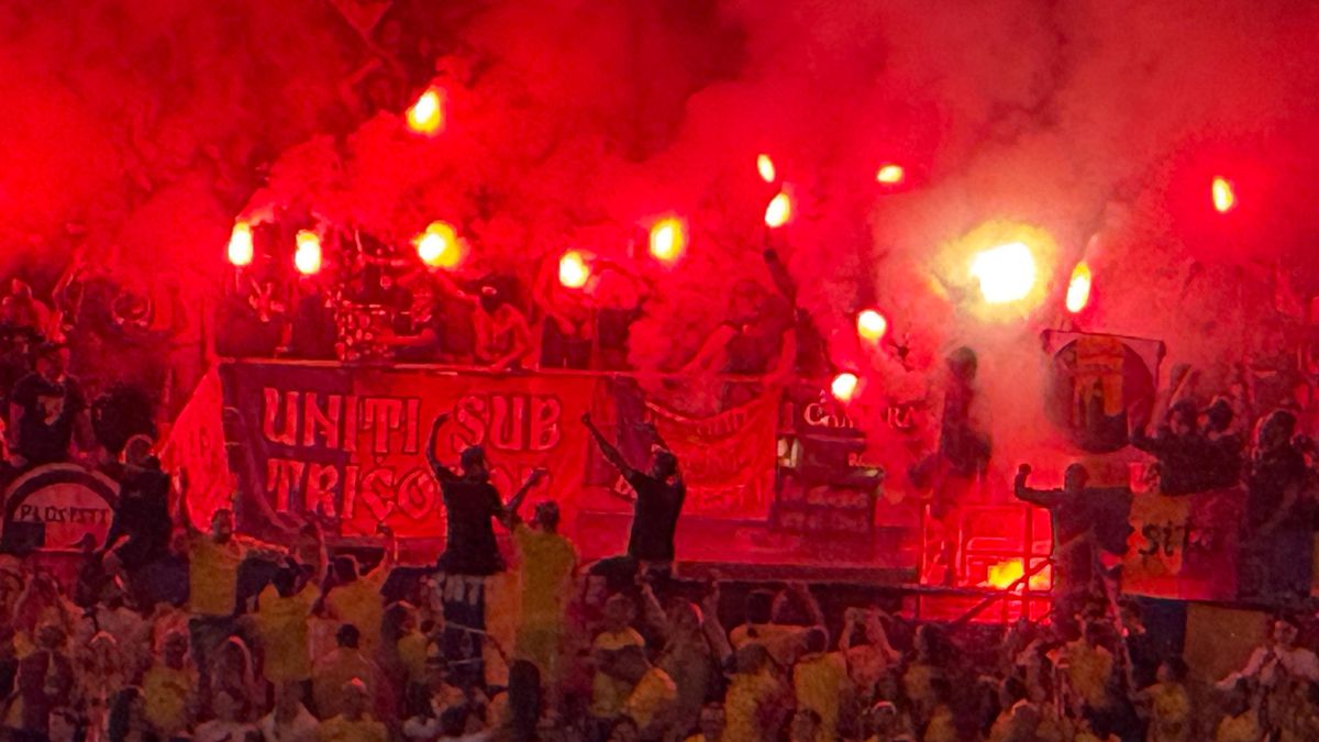 Haos în tribune! Ultrașii de la „Uniți sub tricolor” au aprins zeci de torțe pe stadion + scandări xenofobe