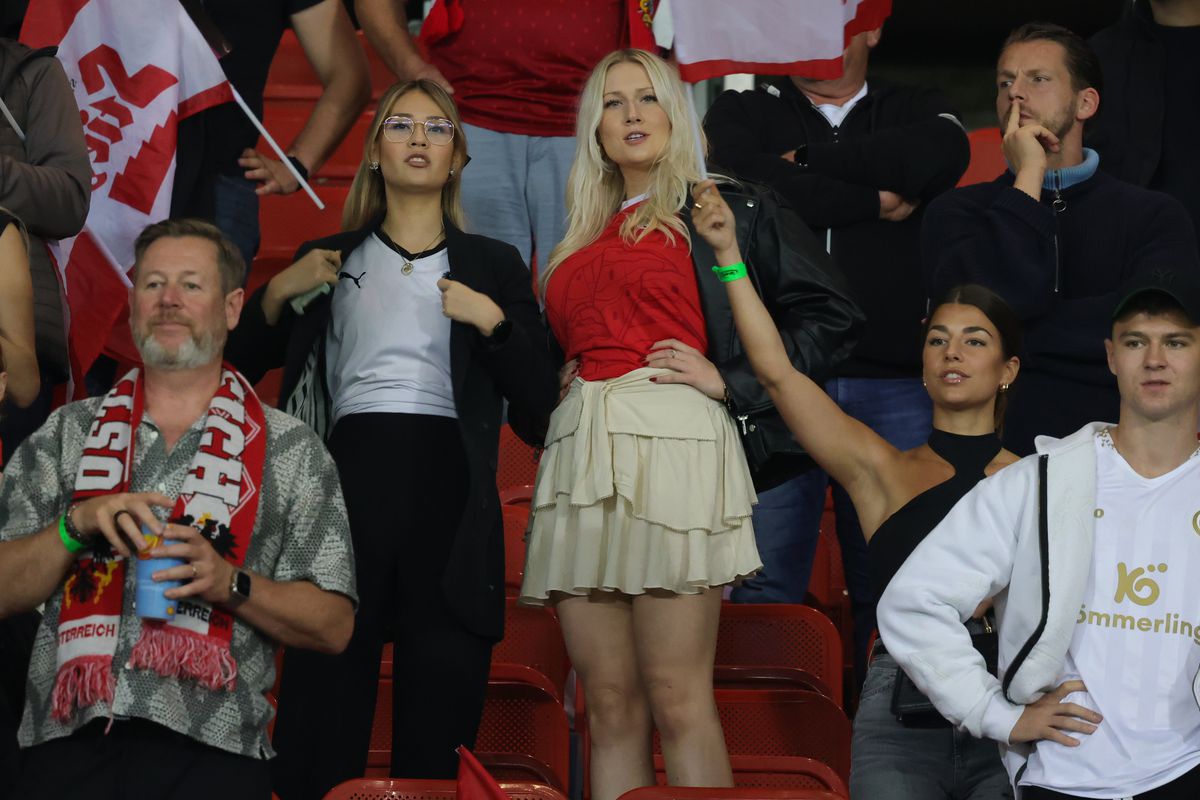 Suporterii au făcut spectacol în tribune la Austria - România 2-1